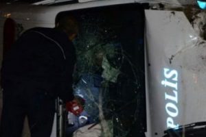 Polis aracı takla attı: 2 memur ağır yaralı