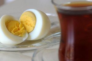 Kahvaltıda yumurtanın yanında sakın &ccedil;ay i&ccedil;meyin!