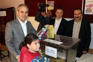 Bakan Kılı&ccedil;, oyunu 8 yaşındaki kızı ile birlikte kullandı