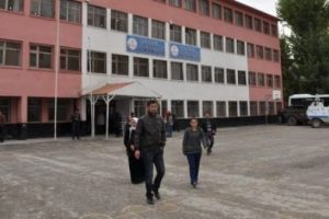 Y&uuml;ksekova'da se&ccedil;mene PKK engeli