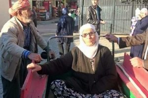 Yaşlı kadın el arabası i&ccedil;inde oy kullanmaya g&ouml;t&uuml;r&uuml;ld&uuml;