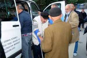 Bursa'da huzur evi sakinleri taşıma sistemiyle oy kullandı