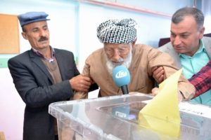 T&uuml;rkiye'nin en yaşlı se&ccedil;meni sandığa gitti