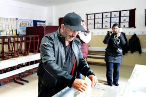 &Uuml;nl&uuml; komedyen Cem Yılmaz oy kullandı