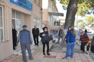 Bursa'da 80 yaşındaki annesini oy kullanmaya kucağında getirdi