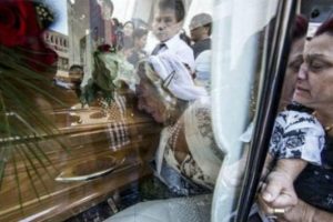 Mafyadan cenaze t&ouml;renine 'fig&uuml;ran' toplama taktiği