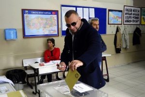 "Galiba bir se&ccedil;im daha bekliyor bizleri"