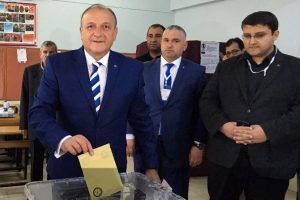 &Ouml;nce sohbet etti sonra oy kullandı