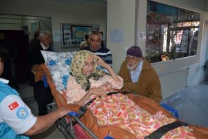 95'lik Veysel dede, eşini sedyeyle sandık başına getirdi