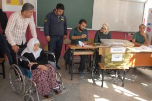 105'lik nine sandık başında...