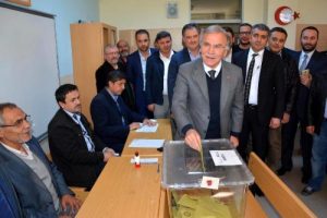 AK Parti Genel Başkan Yardımcısı Şahin, oyunu kullandı