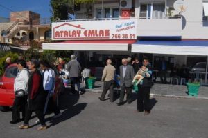 Oy kullanılacak okul olmayınca, sandık emlak ofisine konuldu