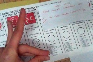 Kabinde oylarının fotoğrafını &ccedil;eken 3 kişi yakalandı