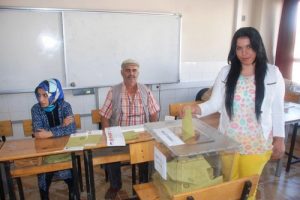 Osmaniye'de se&ccedil;menler sandıklara akın etti