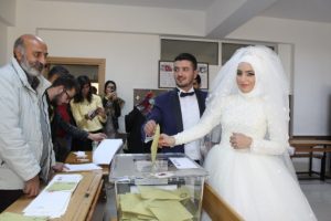 &Ouml;nce sandıkta sonra nikah masasında 'evet'