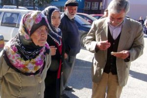 102 yaşında oy kullanmaya y&uuml;r&uuml;yerek gitti