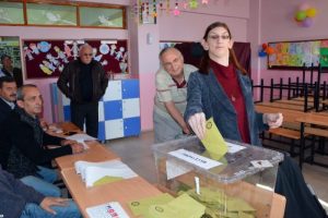 D&uuml;nyanın en uzun kızı ilk kez oy kullandı