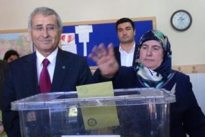 MHP'li Yılmaz, eşiyle oyunu kullandı