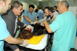 Otomobilin &ccedil;arptığı 3 kişi yaralandı