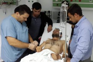 Oy vermek i&ccedil;in sıra beklerken bı&ccedil;aklandı