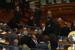 Kosova'da muhalefet ve meclis g&uuml;venliği arasında arbede