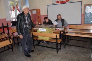 Kimliksiz oy kullandıran sandık başkanı, itiraz eden m&uuml;şahitlere kimlik sordu