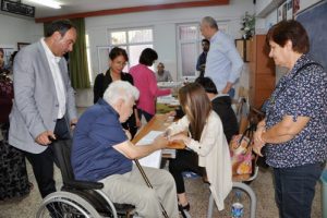 Milletvekili T&uuml;mer, babasını tekerlekli sandalyeyle oy kullanmaya g&ouml;t&uuml;rd&uuml;
