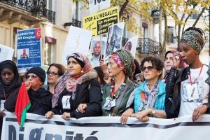 Paris'te binlerce kişi 'ırk&ccedil;ılığa karşı' durmak i&ccedil;in y&uuml;r&uuml;d&uuml;
