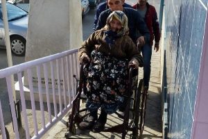 111 yaşındaki Ayşe nine de oy kullandı