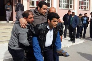 Fel&ccedil;li ağabeyini sırtında taşıyarak oy kullandırdı