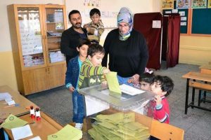 Beşizleriyle sandık başında oy kullandı