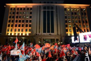 Ak Parti Genel Merkezi'nde balkon hazırlığı