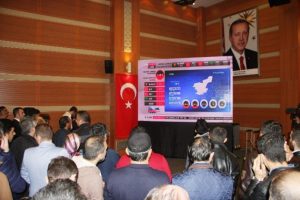 İlk sonu&ccedil;lar AK Parti'nin y&uuml;z&uuml;n&uuml; g&uuml;ld&uuml;rd&uuml;