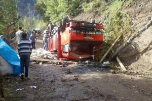 Kereste y&uuml;k&uuml; kamyonet devrildi: 1 &ouml;l&uuml;, 3 yaralı