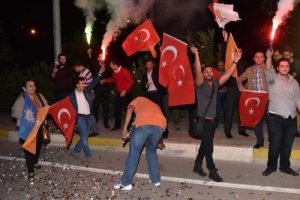 Antalya'da sonu&ccedil;lar 'Bangır Bangır' şarkısıyla kutlanıyor