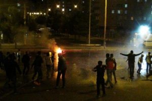 PKK yandaşları sokağa d&ouml;k&uuml;ld&uuml;