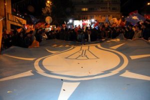 Bursa'da AK Parti konvoy ve havai fişekle kutladı