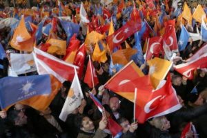 AK Parti Genel Merkezi &ouml;n&uuml;nde coşkulu kalabalık