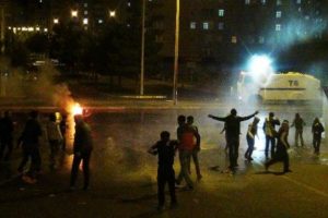 HDP'nin zaferini kutlayan grup oylar d&uuml;ş&uuml;nce olay &ccedil;ıkardı