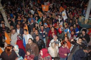 Isparta'da Ak Partililer kutlama yaptı