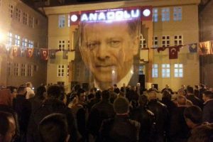 Kosova'da havai fişek ve halaylarla kutlanıyor