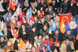 Balıkesir'de AK Parti'den havai fişekli kutlama