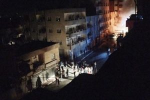 Park halindeki ara&ccedil; patladı: &Ccedil;ok sayıda yaralı var
