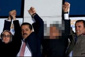 Davutoğlu'nun balkon konuşmasında s&uuml;rpriz isim
