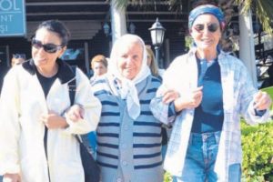 Fatma Girik'in y&uuml;z&uuml; g&uuml;l&uuml;yor...
