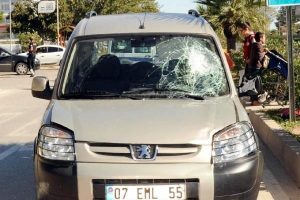 Hırsız takibinde polise otomobil &ccedil;arptı