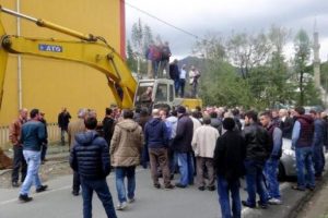 Rize'de kazılan yolun onarılmamasına tepki eylemi