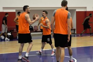Mondi Melikşah, Acıbadem &Uuml;niversitesi ma&ccedil;ına hazırlanıyor