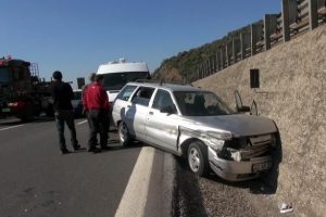 Direksiyon başında fenalaşınca kaza yaptı: 1 &ouml;l&uuml;, 2 yaralı
