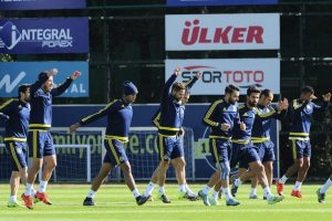 Fenerbah&ccedil;e, Ajax ma&ccedil;ı hazırlıklarını s&uuml;rd&uuml;r&uuml;yor